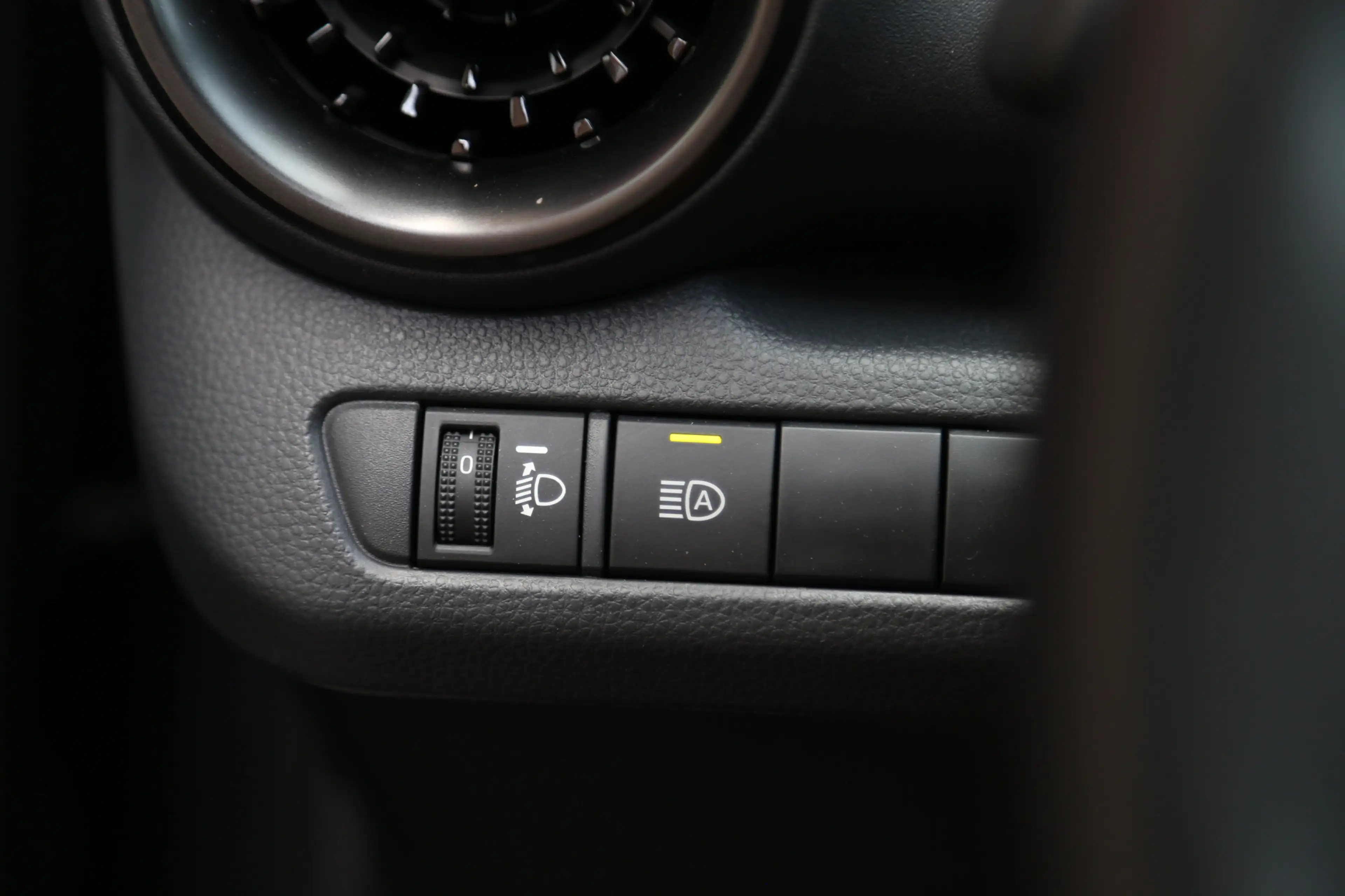 Toyota C-HR 1.8 Hybrid 140 Dynamic Team Navi Camera ACC LED — photo 15