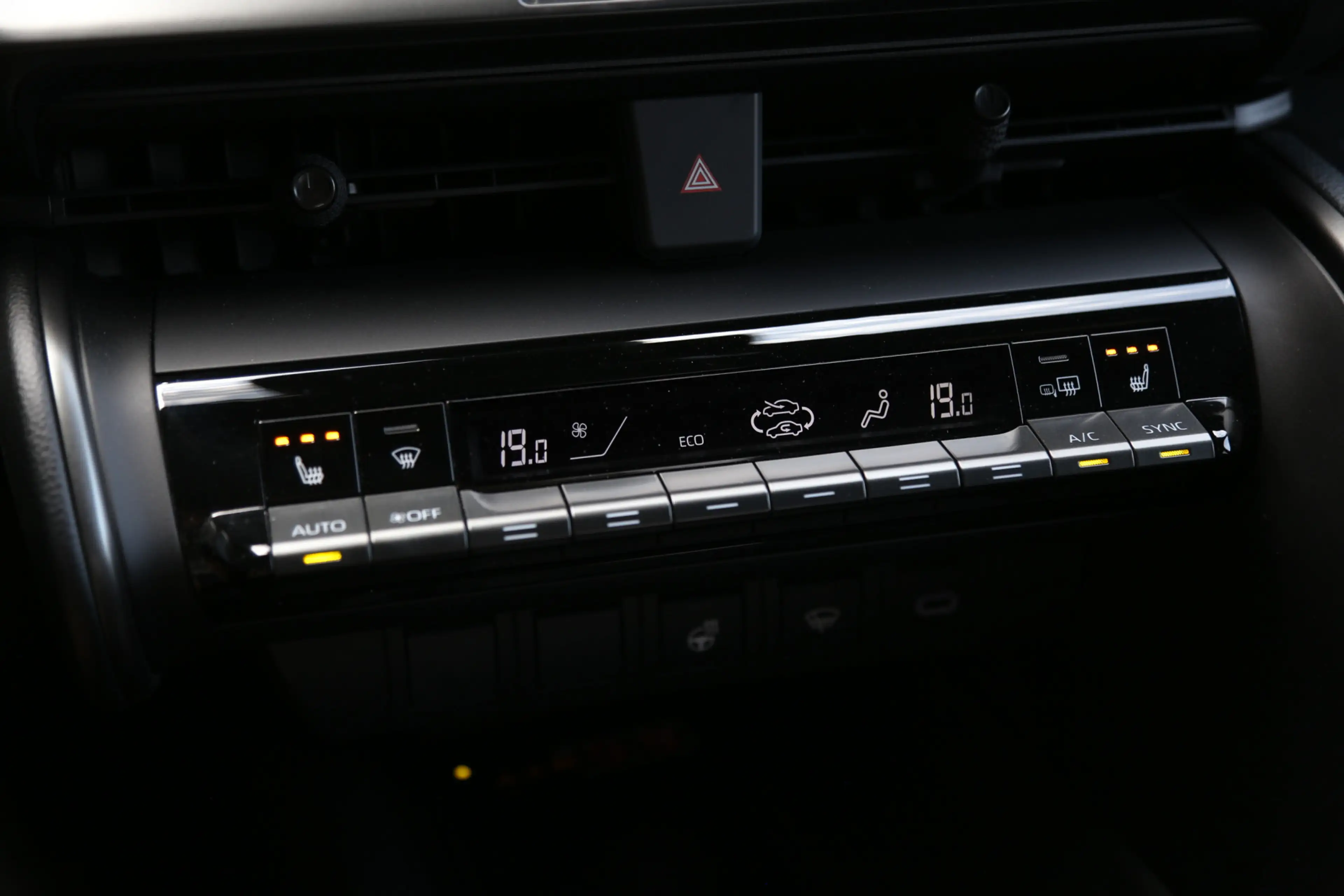 Toyota C-HR 1.8 Hybrid 140 Dynamic Team Navi Camera ACC LED — photo 10