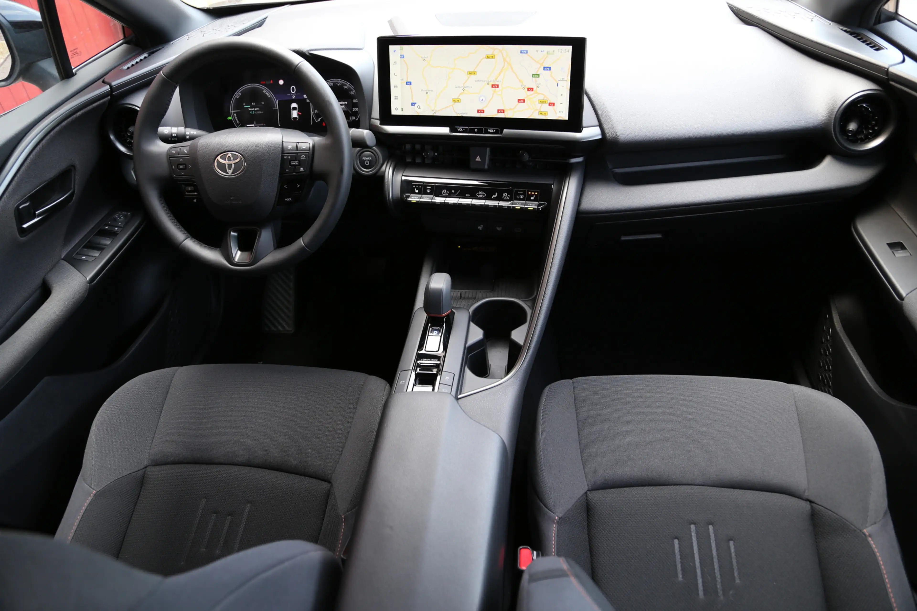 Toyota C-HR 1.8 Hybrid 140 Dynamic Team Navi Camera ACC LED — photo 5