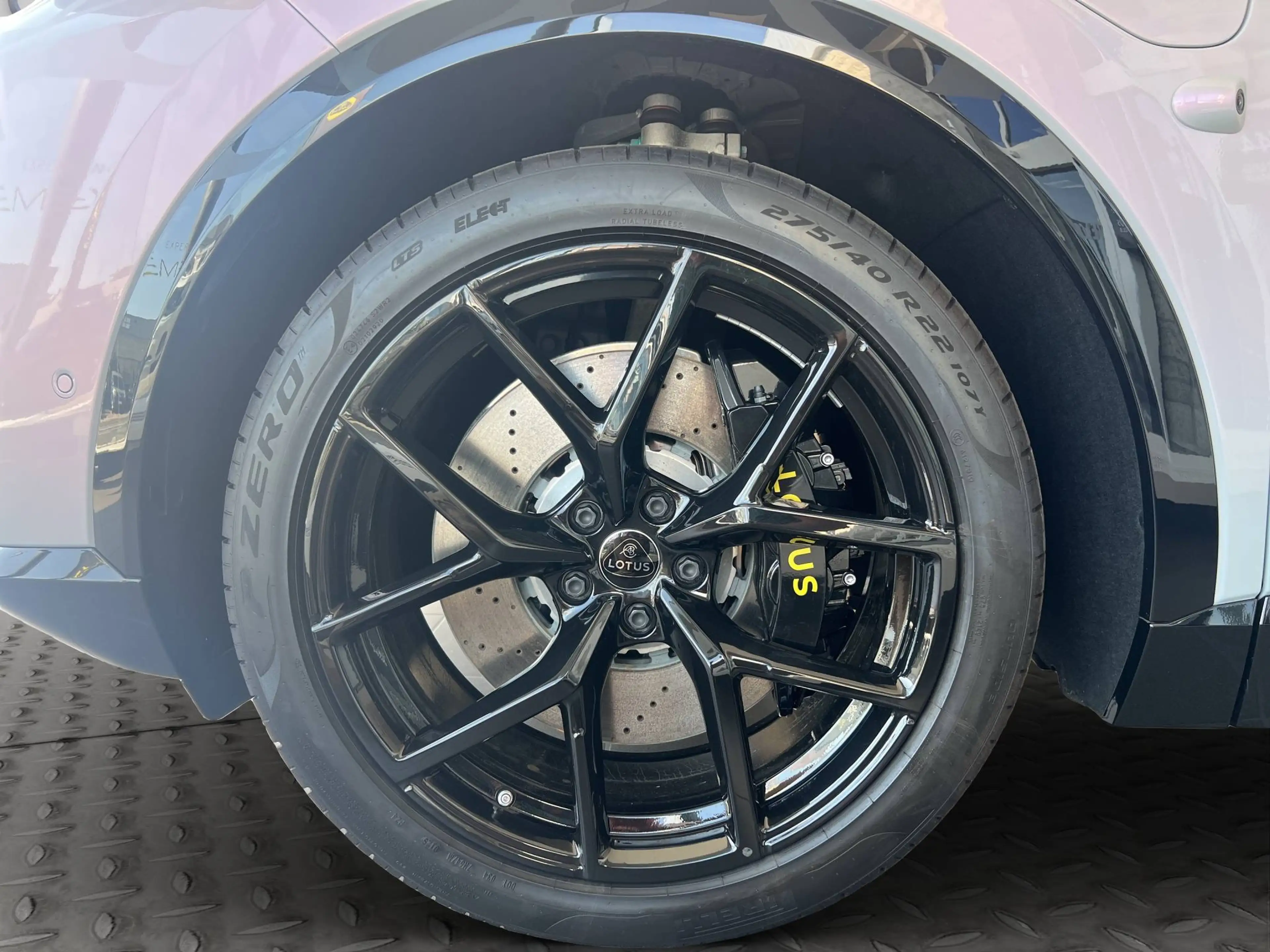 Lotus Eletre DEMO - 600 SPORT SE - BLOSSOM GREY - MAGNETITE — photo 9