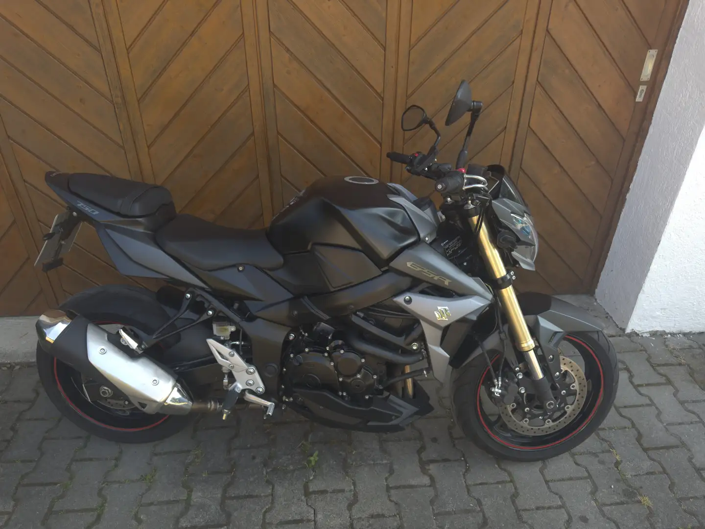 Suzuki GSR 750 Fekete - 1