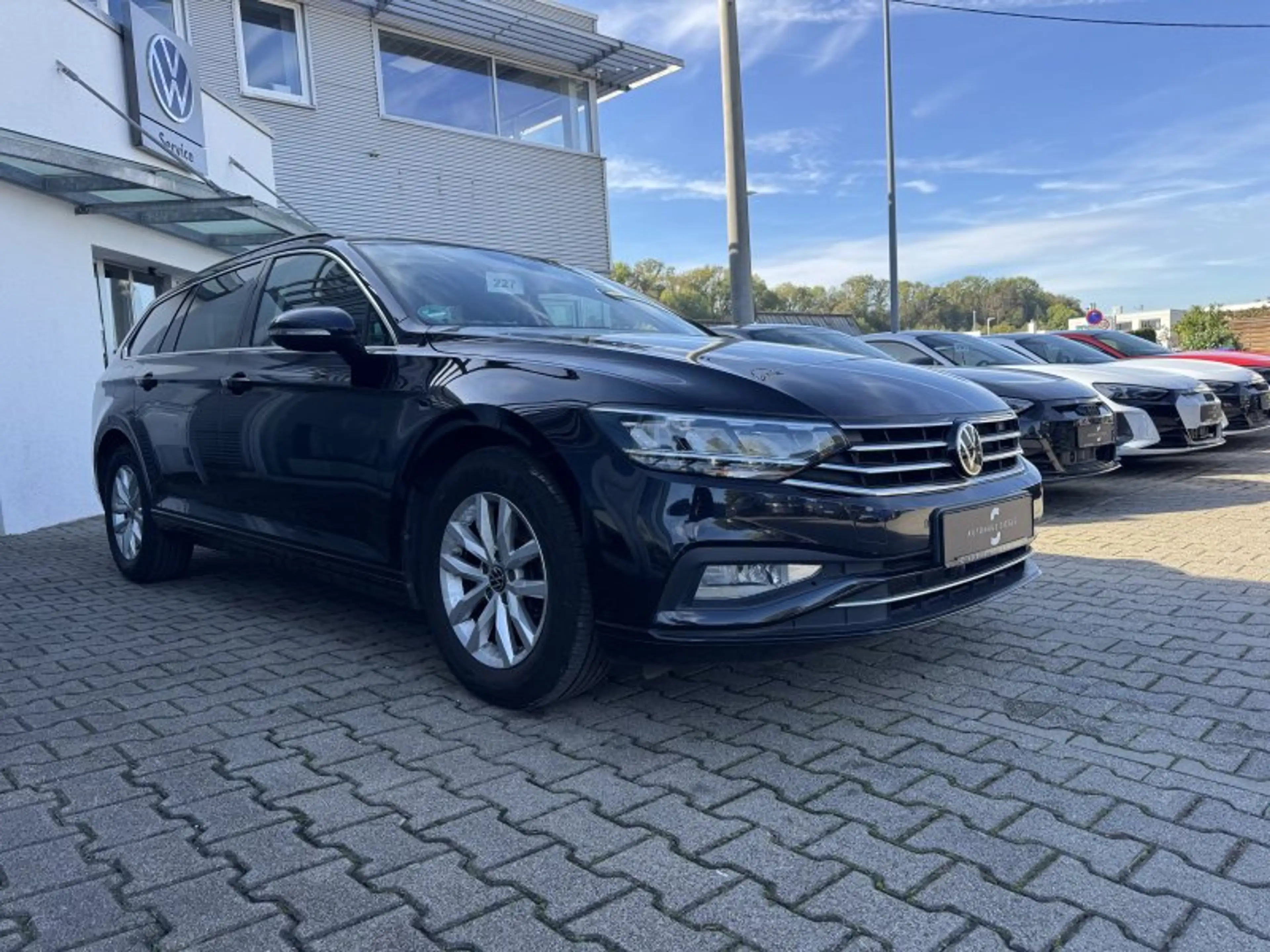 Volkswagen Passat Variant 2.0 TDI Business AHK Pano DSG Navi ACC LED Kamera — photo 3