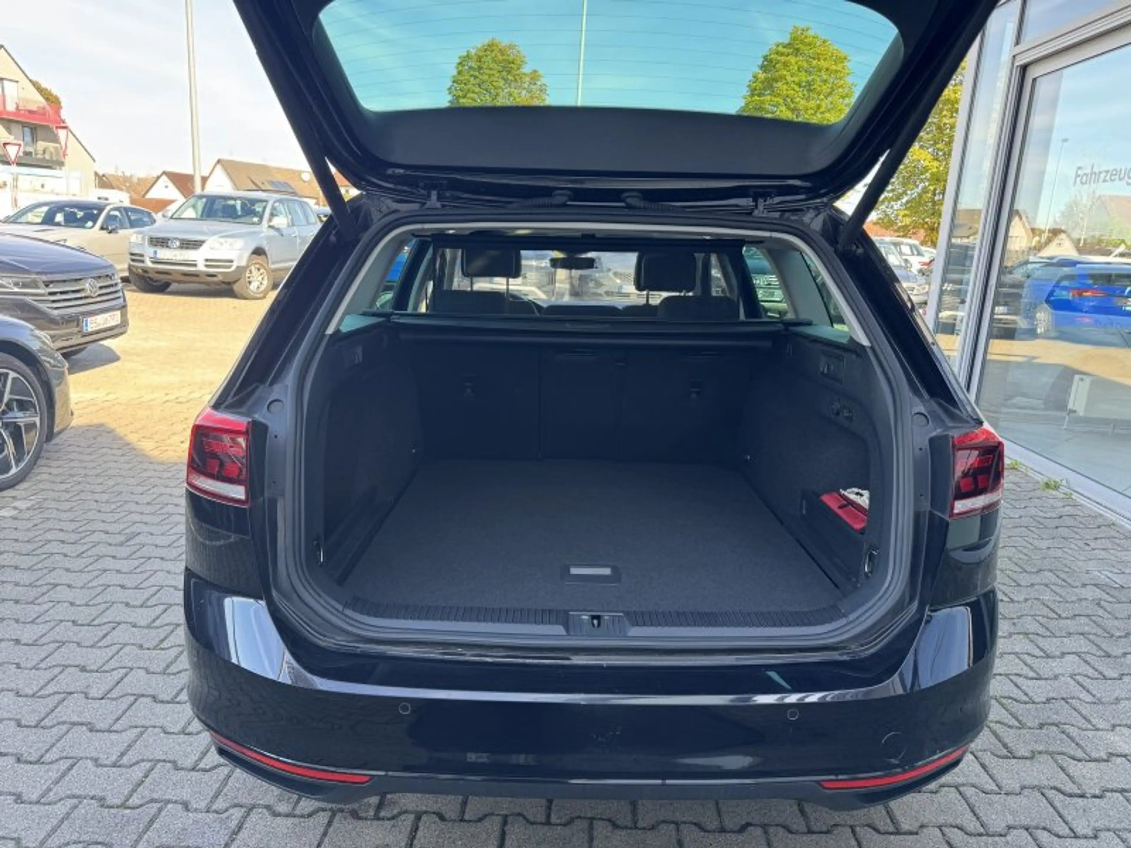 Volkswagen Passat Variant 2.0 TDI Business AHK Pano DSG Navi ACC LED Kamera — photo 8