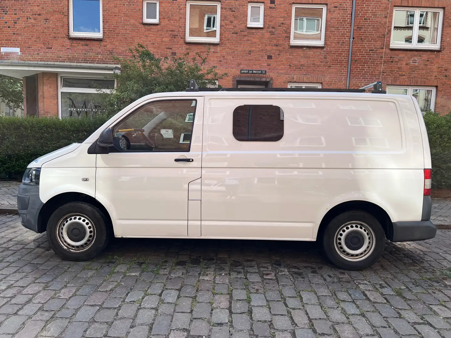 Volkswagen T5 Transporter Ausgebaut zum Campervan Weiß - 1