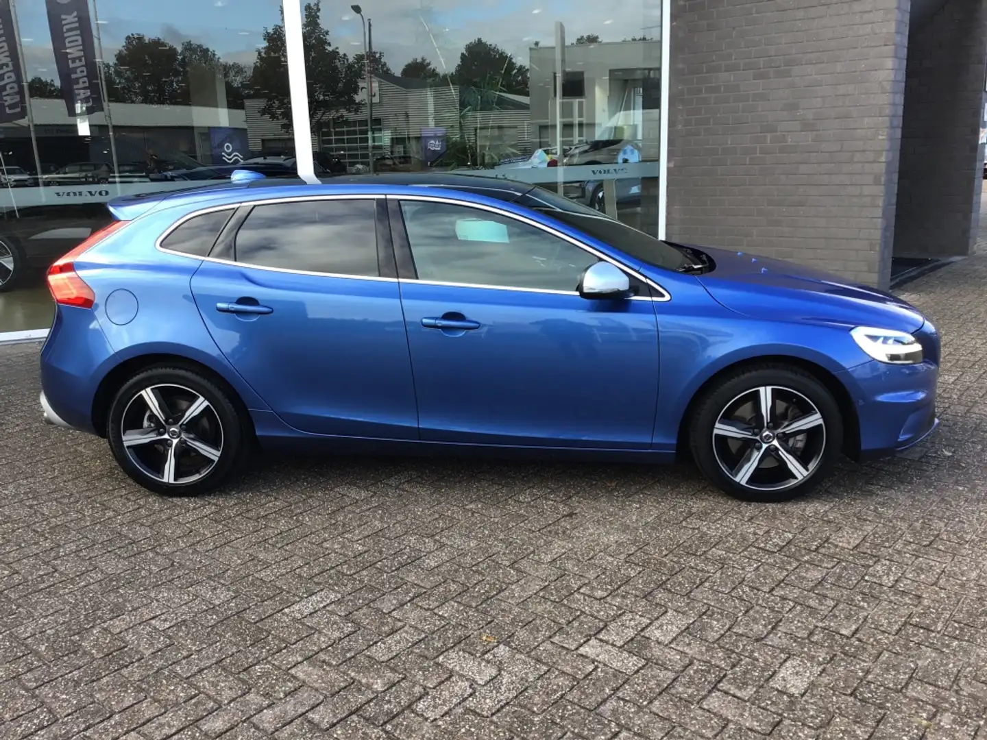 Volvo V40 1.5 T3 Polar+ Sport LEDER PANORAMADAK HARMAN KARDO Blauw - 2