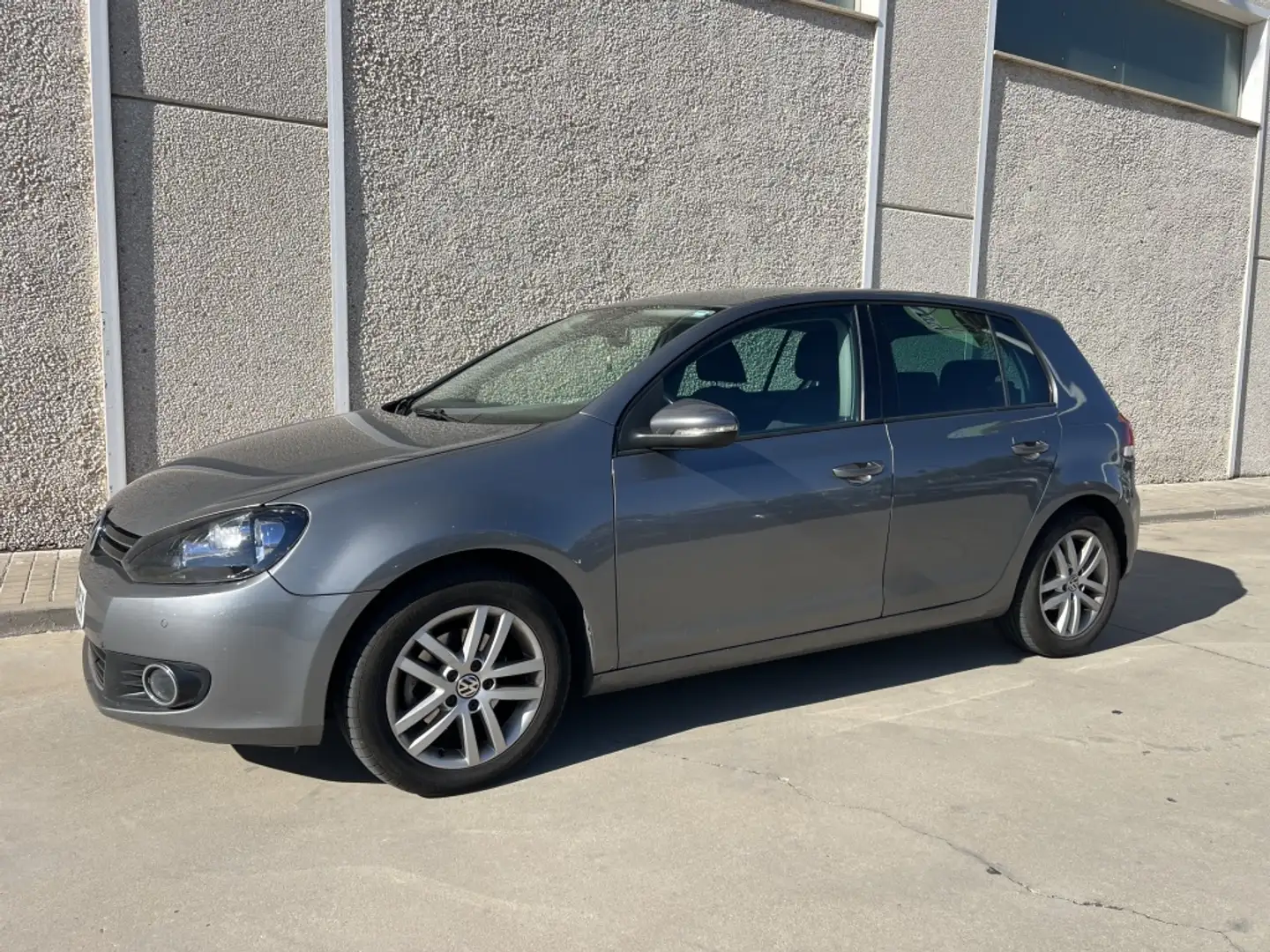 Volkswagen Golf 1.6TDI CR Sport DSG 105 Gris - 2