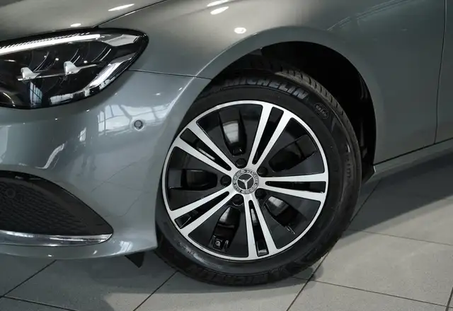 Mercedes-Benz 220 view 3
