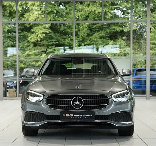 Mercedes-Benz 220 view 4