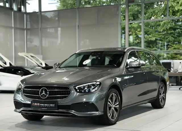 Mercedes-Benz 220 view 5
