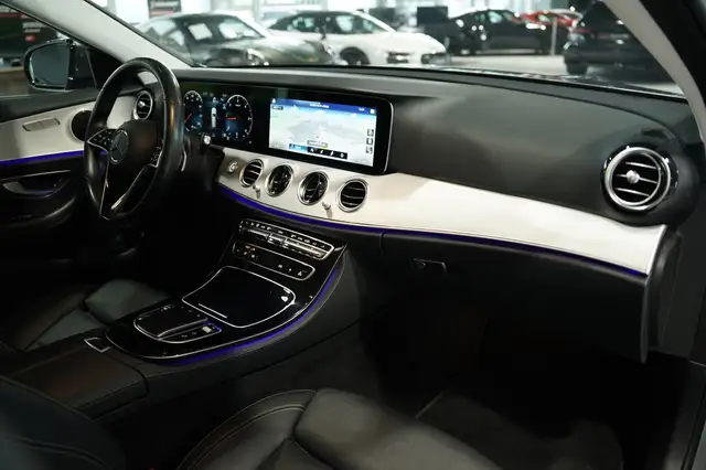 Mercedes-Benz 220 view 15