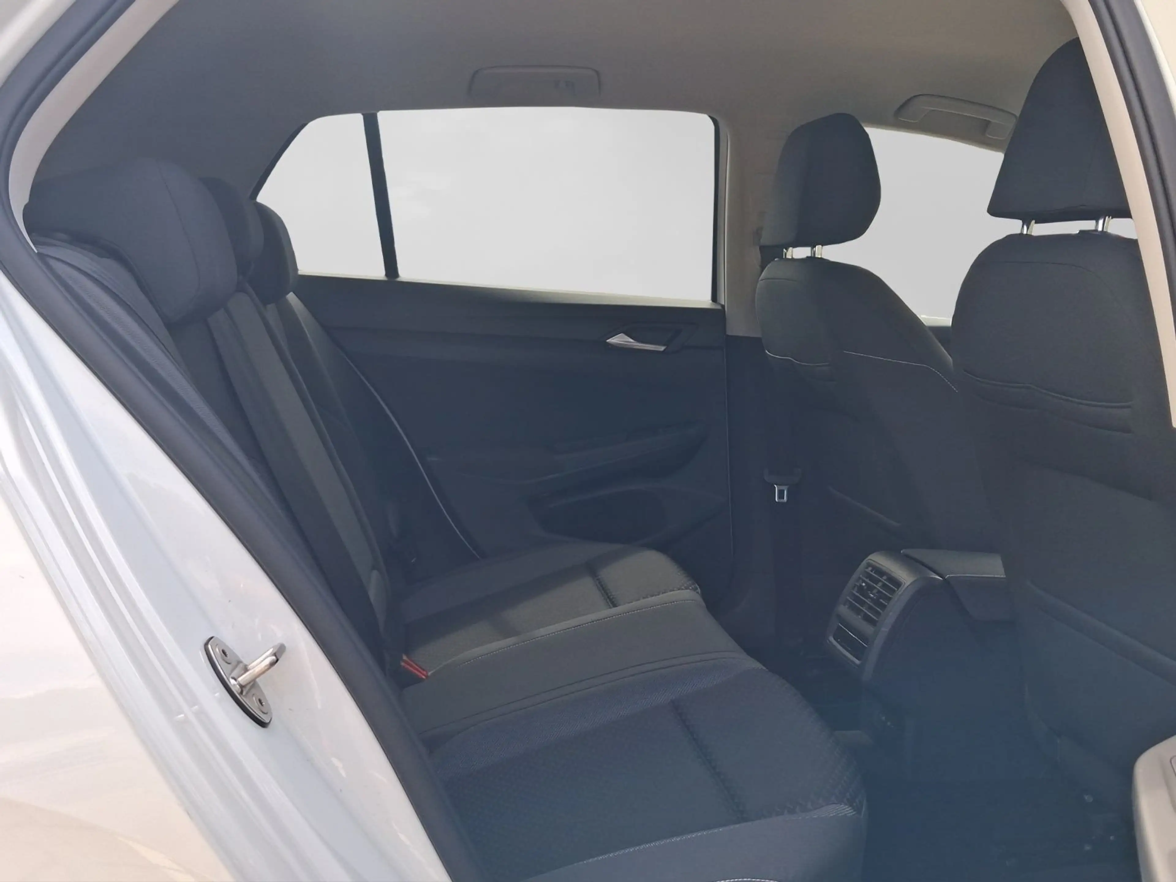 Volkswagen Golf 2.0 TDI DSG ACTIVE NAVI LED AHK KAMERA — photo 6