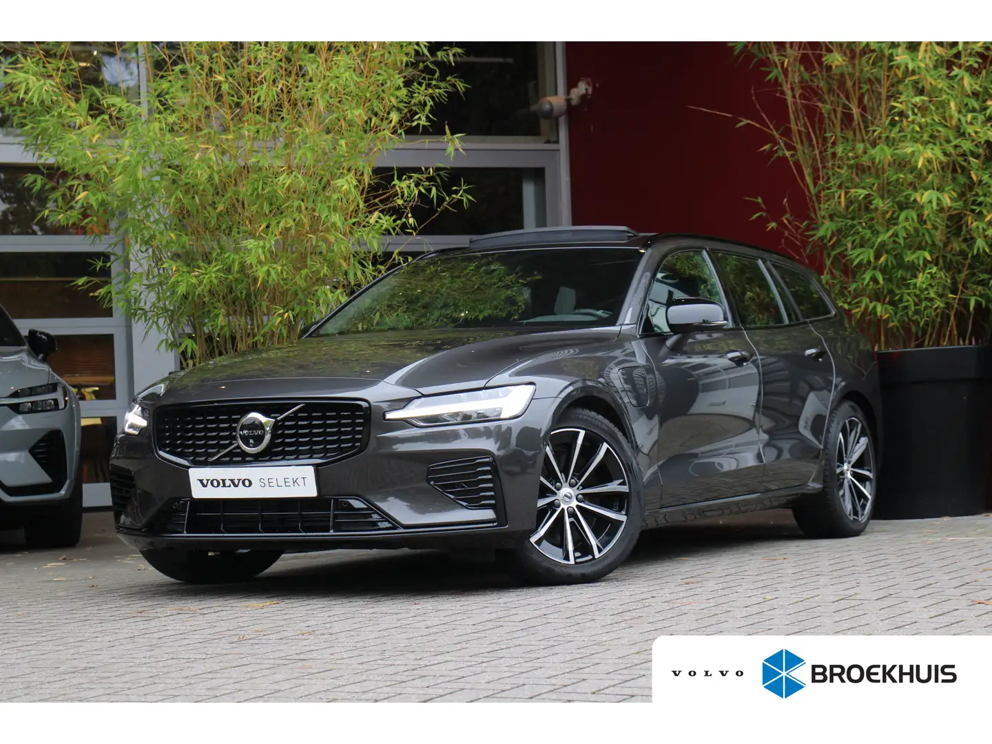 Volvo V60 2.0 T6 Plug-in hybrid AWD Plus Dark | Trekhaak | 3 Gris - 1