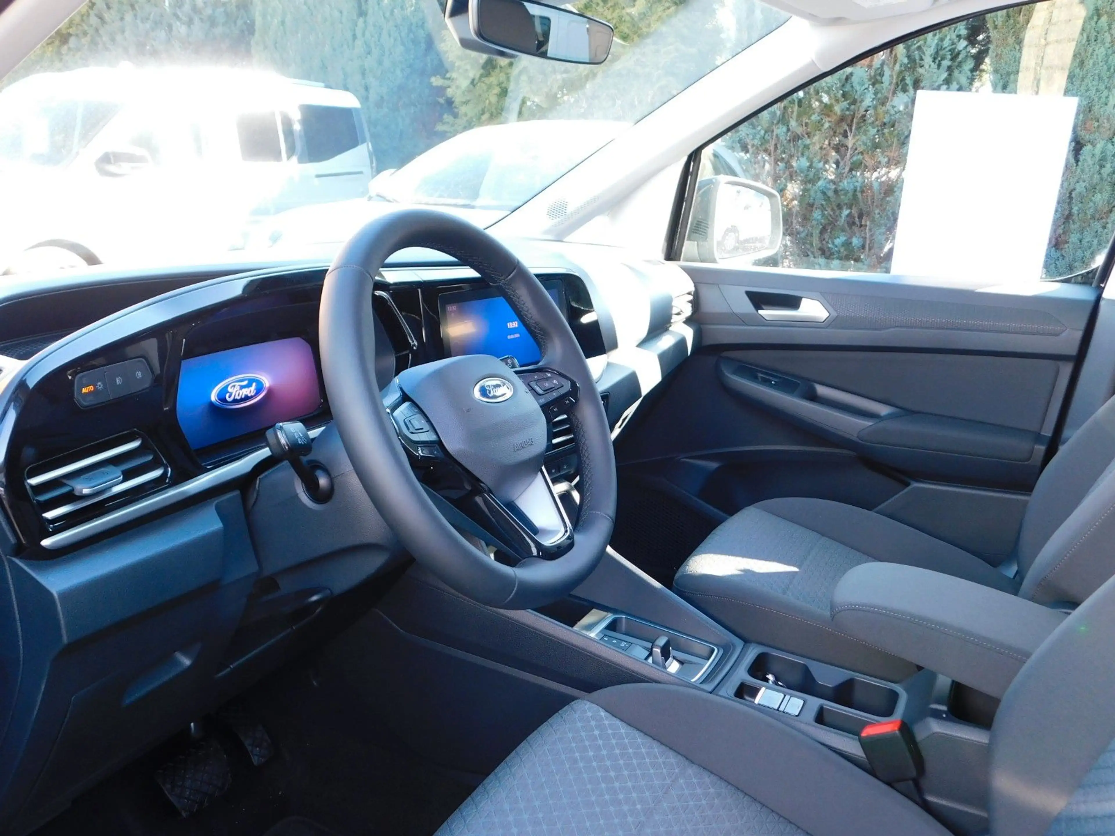 Ford Grand Tourneo Connect Titanium — photo 12