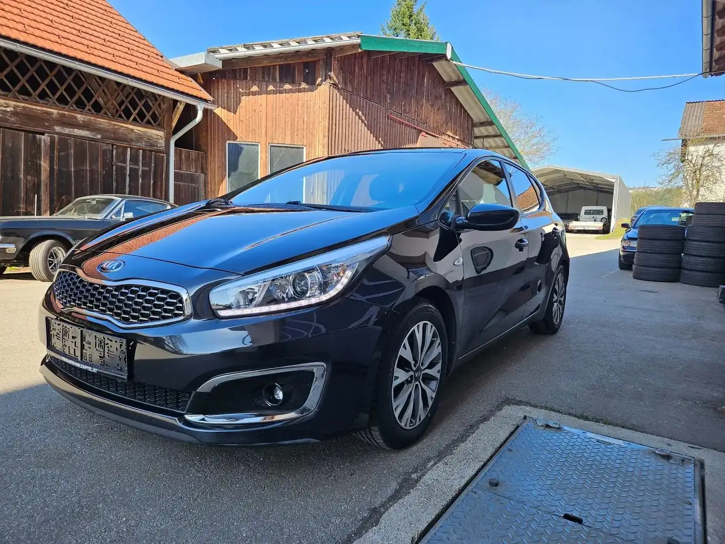Kia Ceed / cee'd cee'd 1,4 CRDi Silber Silber 8-fach bereift Schwarz - 1