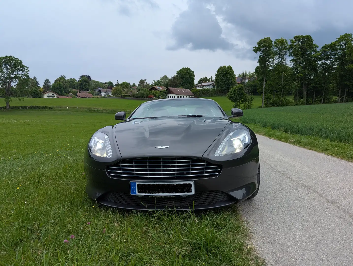 Aston Martin Virage V12, DB9 Sonderedition „007 Ein Quantum Trost“ Stříbrná - 2