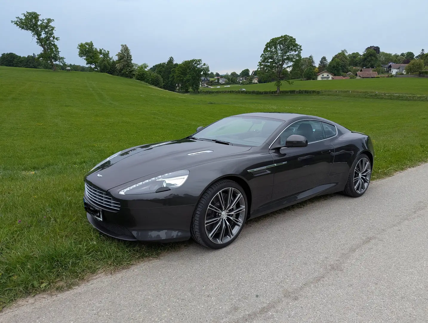 Aston Martin Virage V12, DB9 Sonderedition „007 Ein Quantum Trost“ Stříbrná - 1