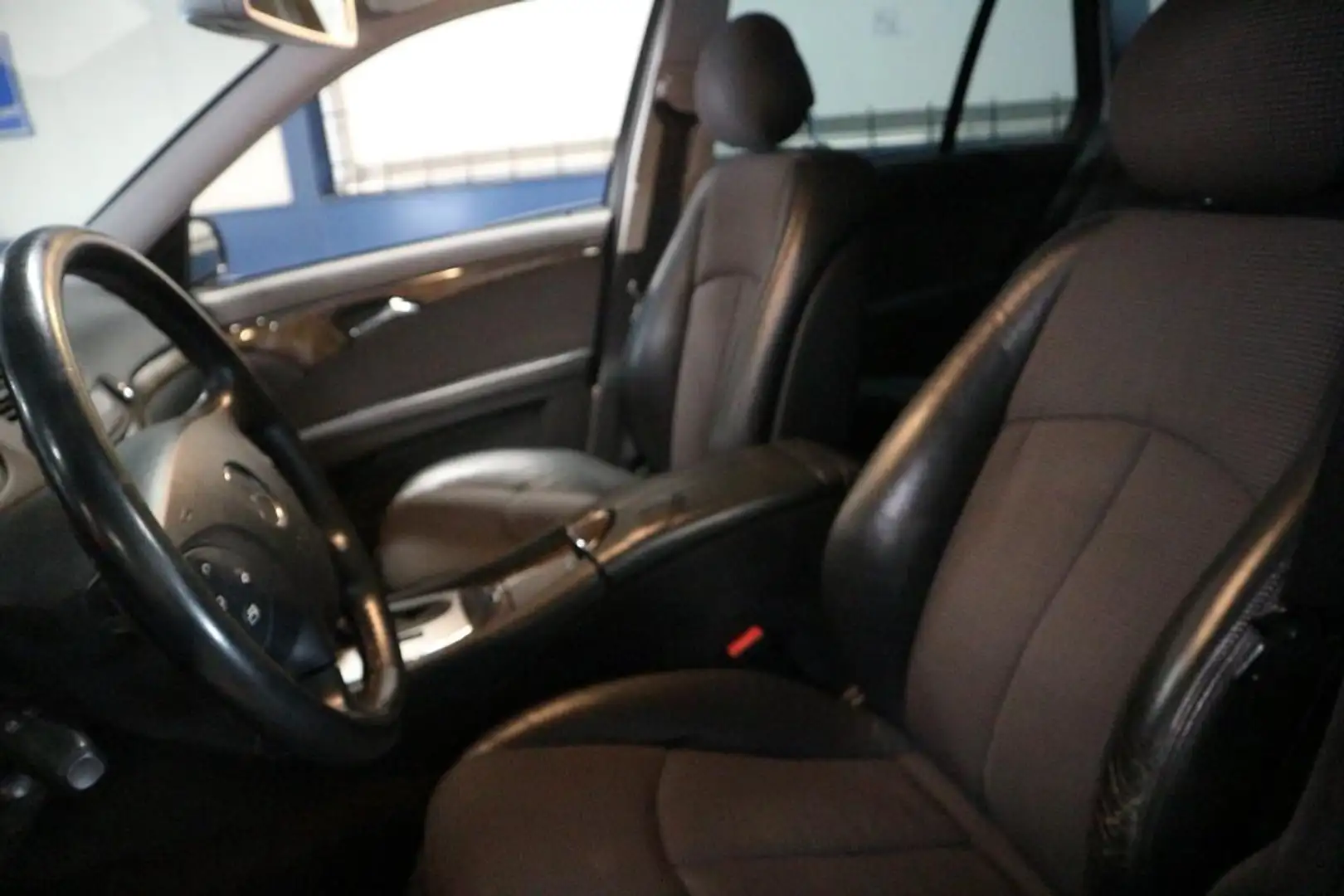 Mercedes-Benz E 240 Combi Avantgarde / LPG / Youngtimer Zwart - 2