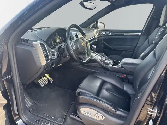 Porsche Cayenne view 8