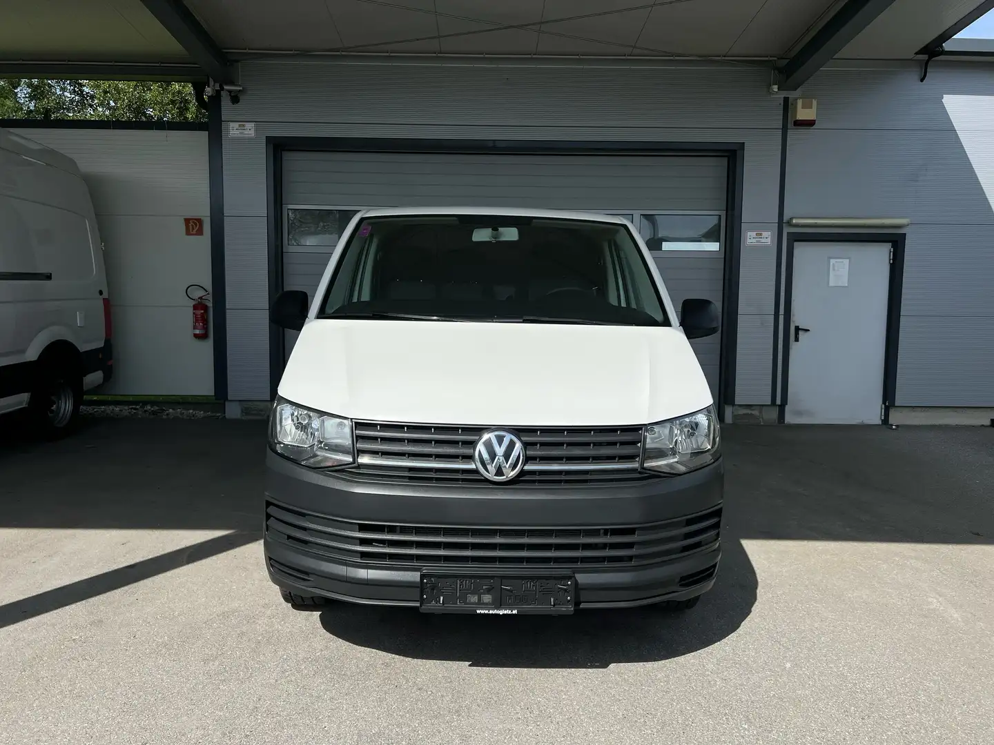 Volkswagen T6 Transporter Kastenwagen LR 2,0 TDI KLIMA/EINPARKHILFE/ZGG 3,2t Weiß - 1