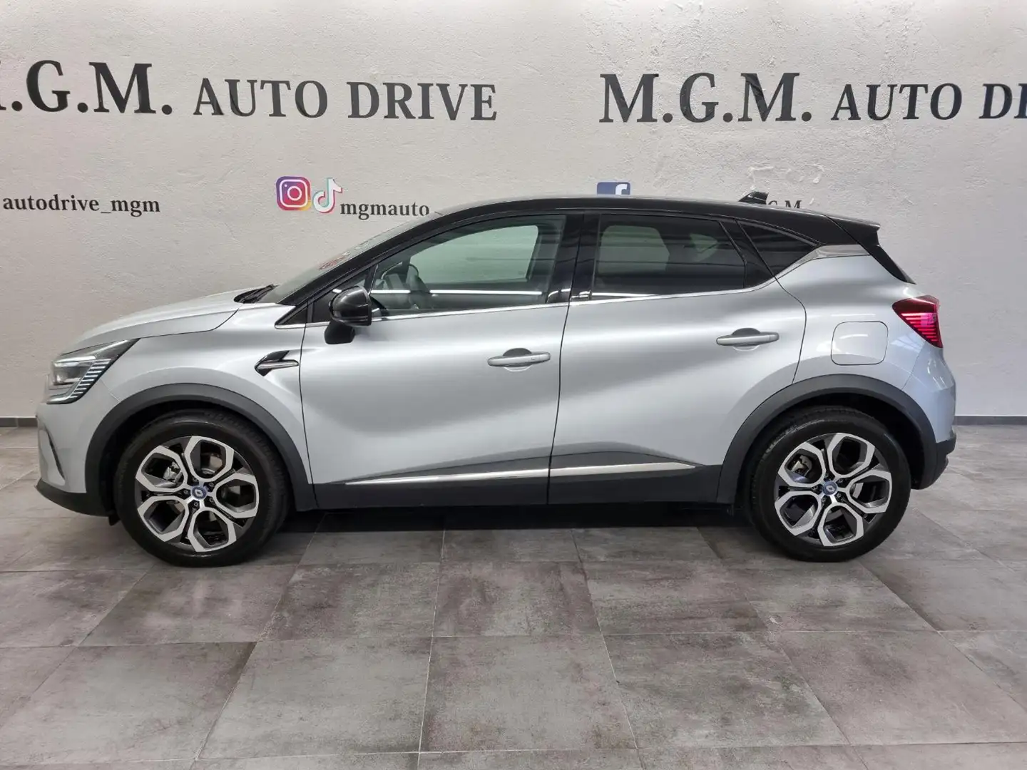 Renault Captur Plug-in Hybrid E-Tech 160 CV Intens Silber - 2