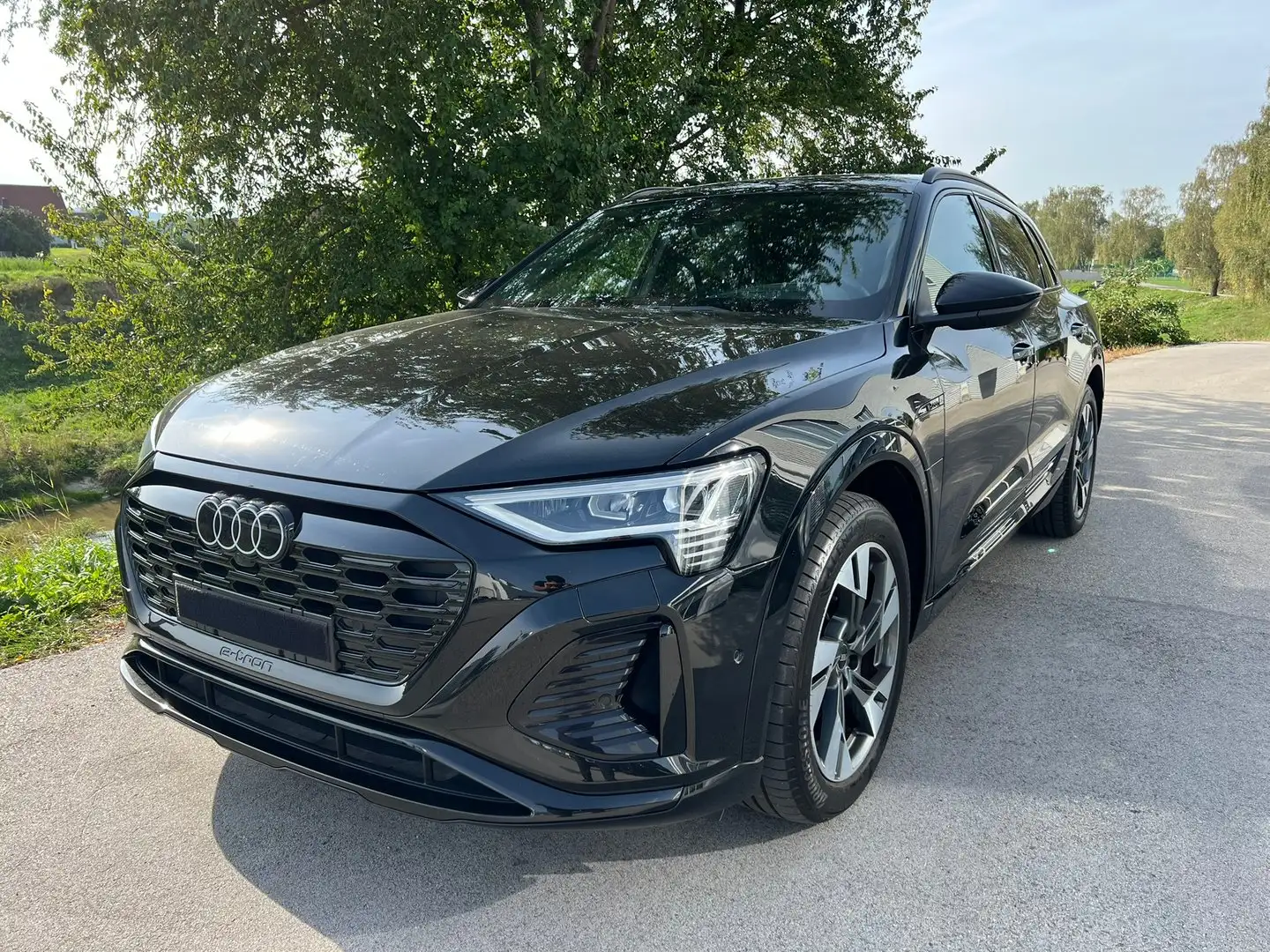 Audi Q8 55 e-tron quattro S line Schwarz - 1
