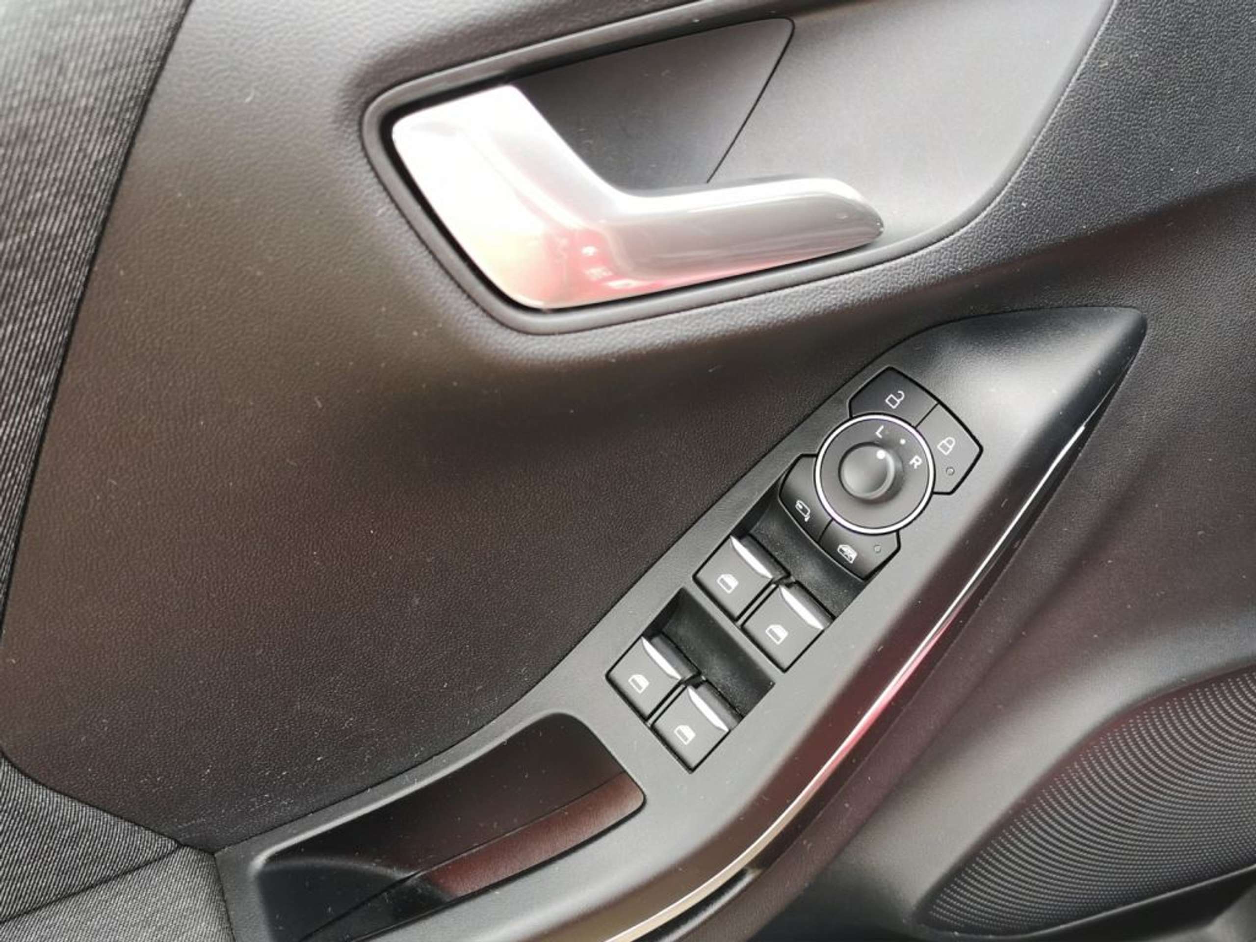 Fahrzeugabbildung Ford Puma 1.0 EcoBoost Hybrid Aut. TITANIUM - mit KI generiert/bearbeitet