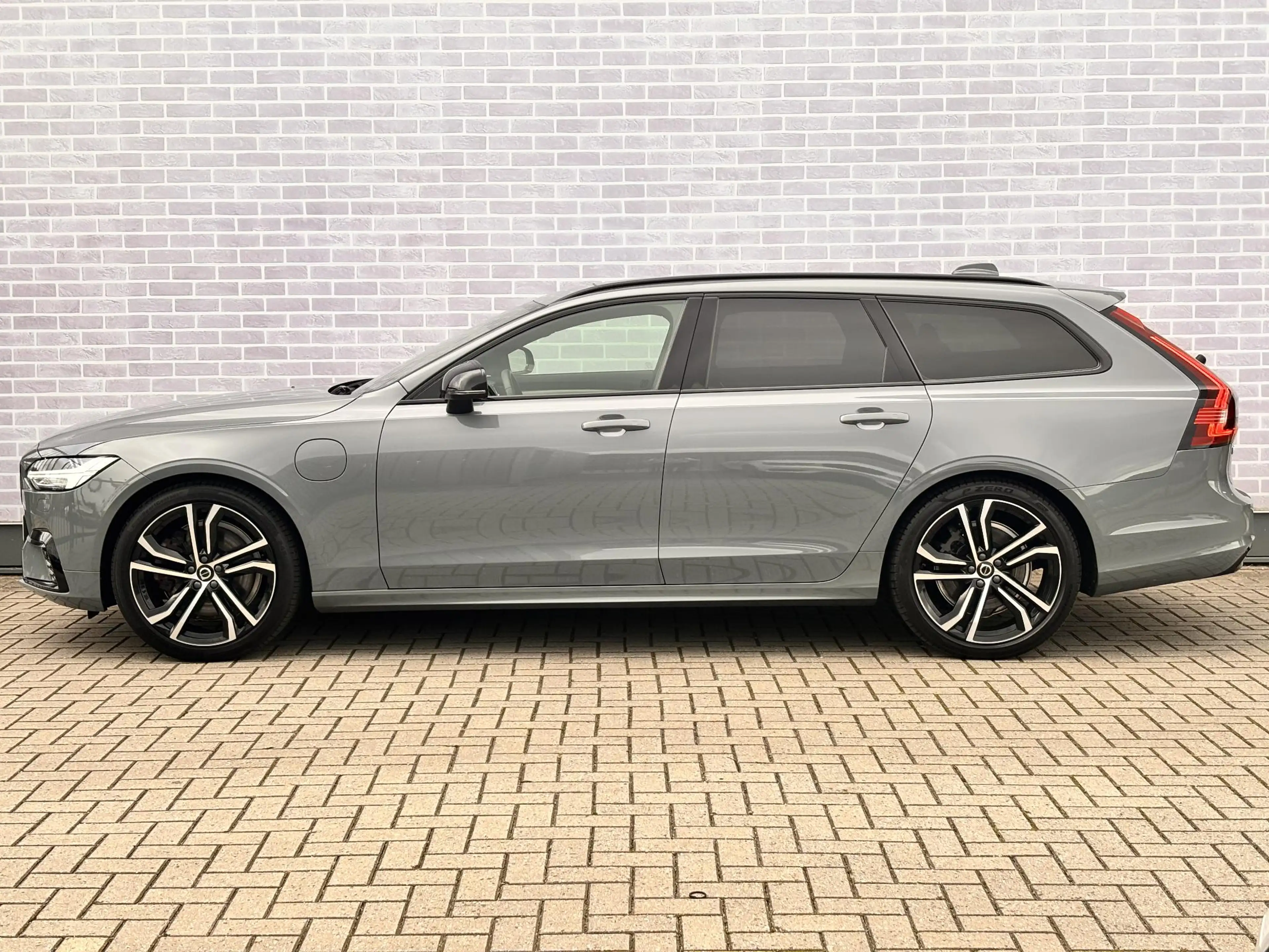 Volvo V90 2.0 T6 Plug-in Hybrid AWD Plus Dark | PHEV Long Ra — photo 2