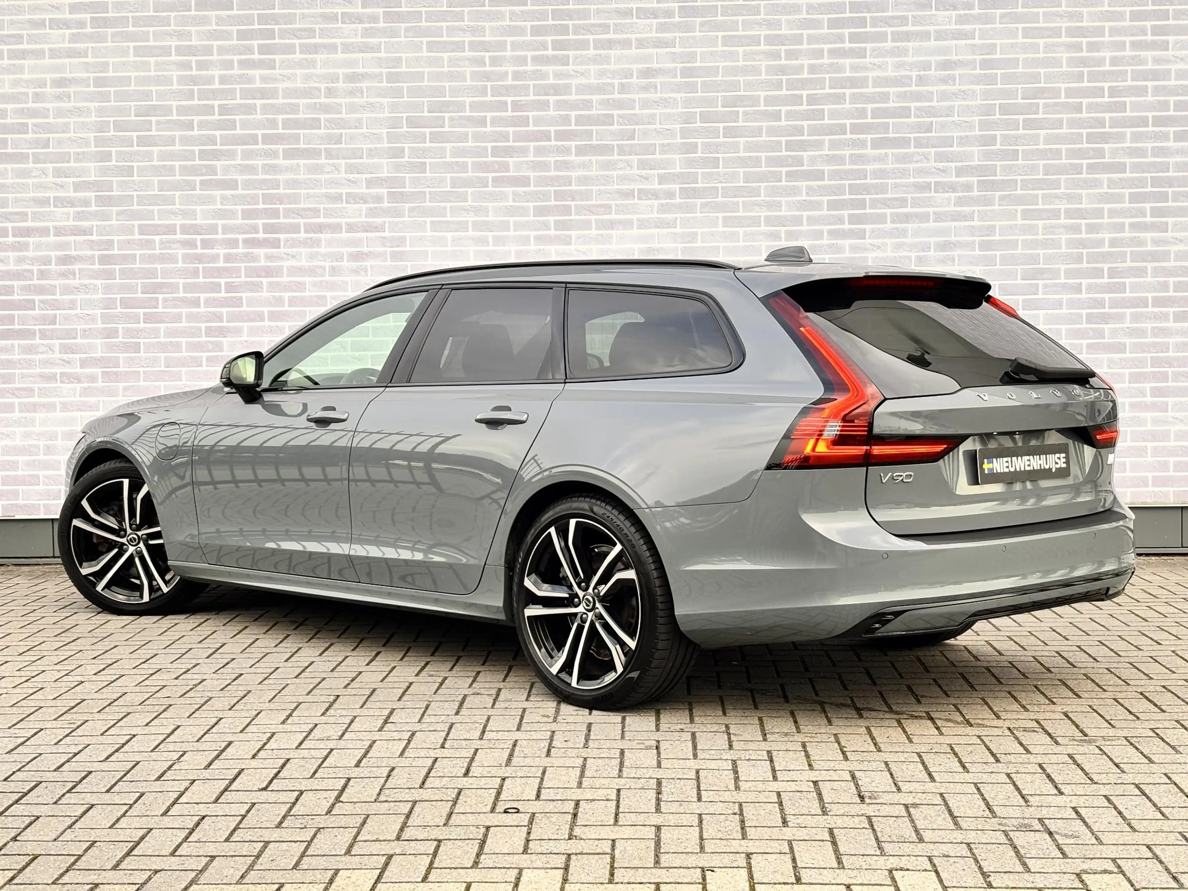 Volvo V90 2.0 T6 Plug-in Hybrid AWD Plus Dark | PHEV Long Ra — photo 3