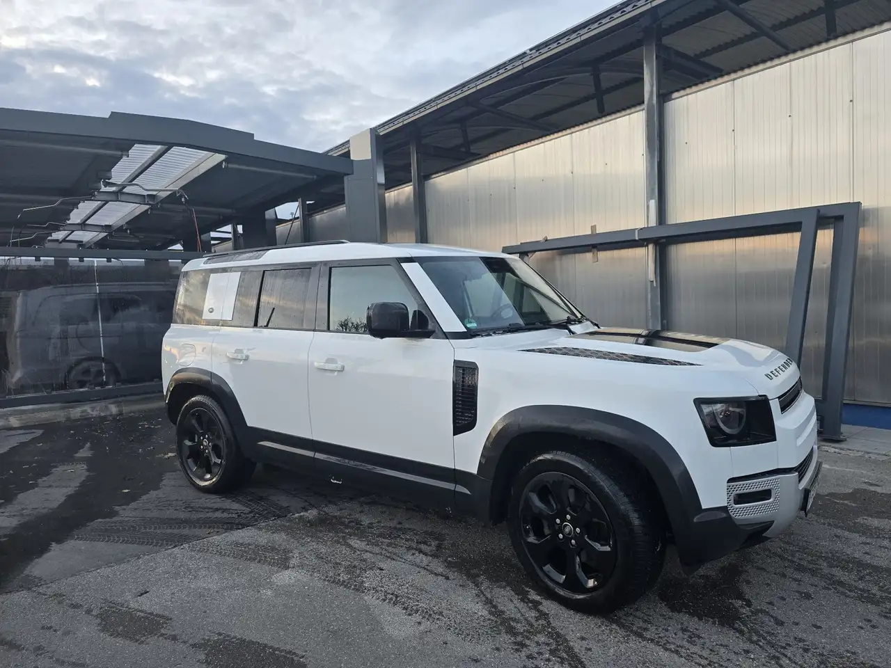 Land Rover Defender 110 D240 HSE — photo 1 of 16