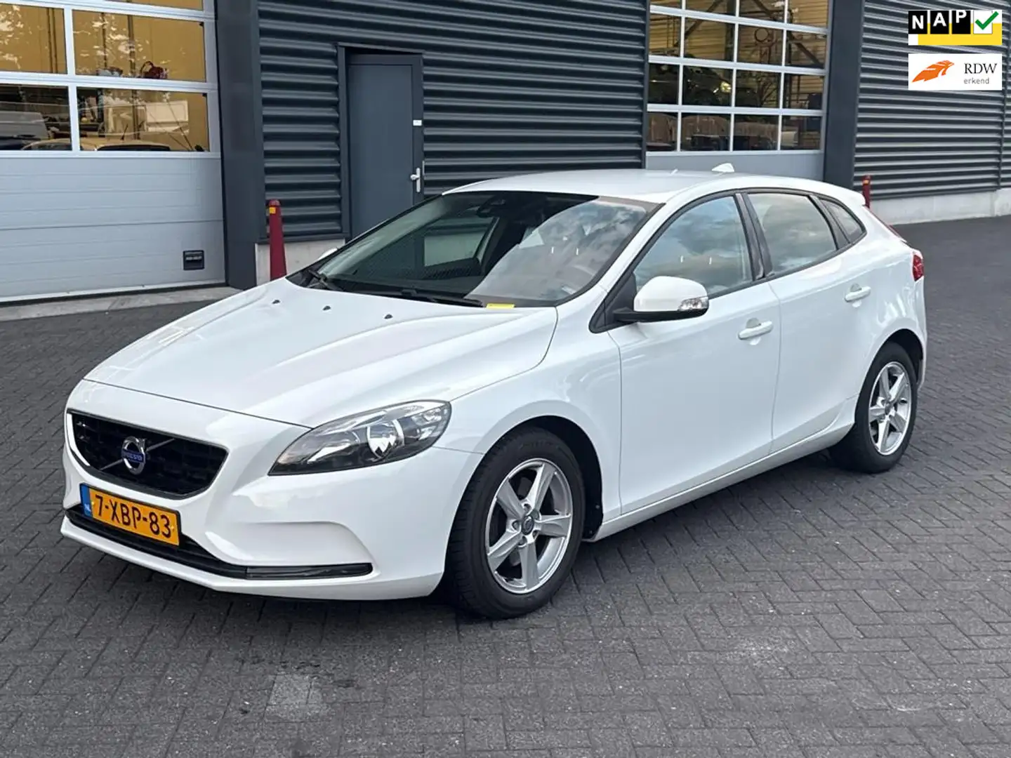 Volvo V40 1.6 T2 , PDC , trekhaak Wit - 1