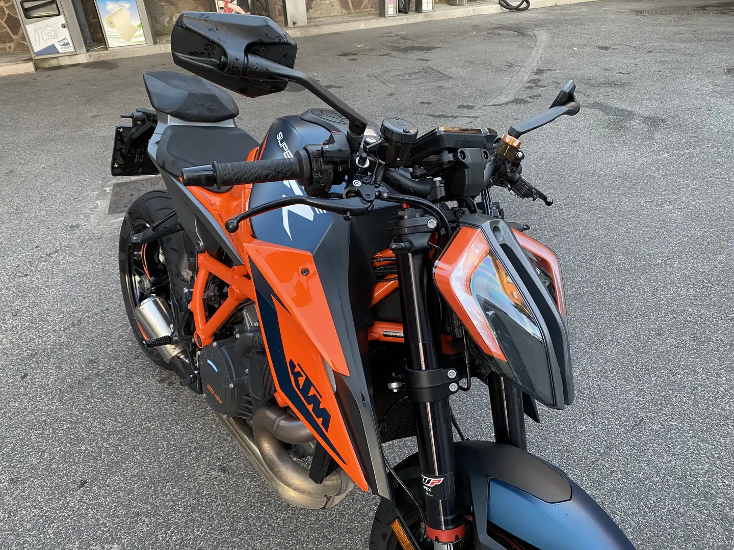 KTM 1290 Super Duke R - 1