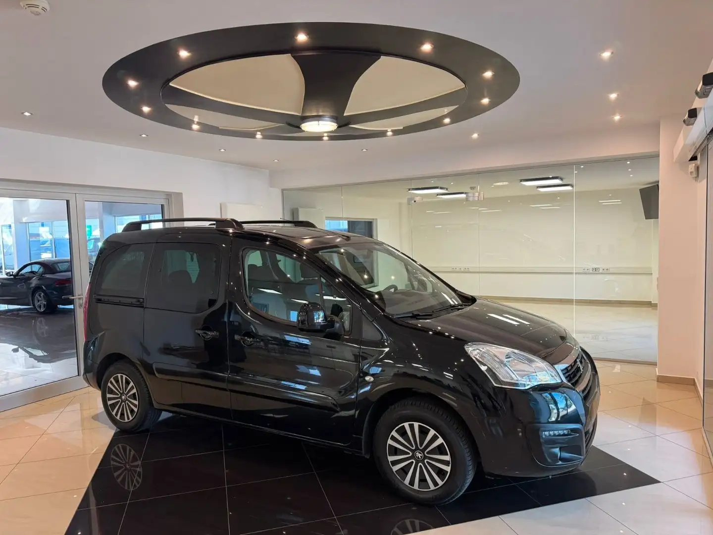 Peugeot Partner Tepee Schwarz - 2