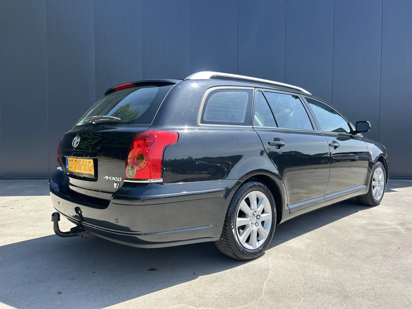Toyota Avensis Wagon 1.8 VVTi Linea Luna ECC TREKHAAK Zwart - 2