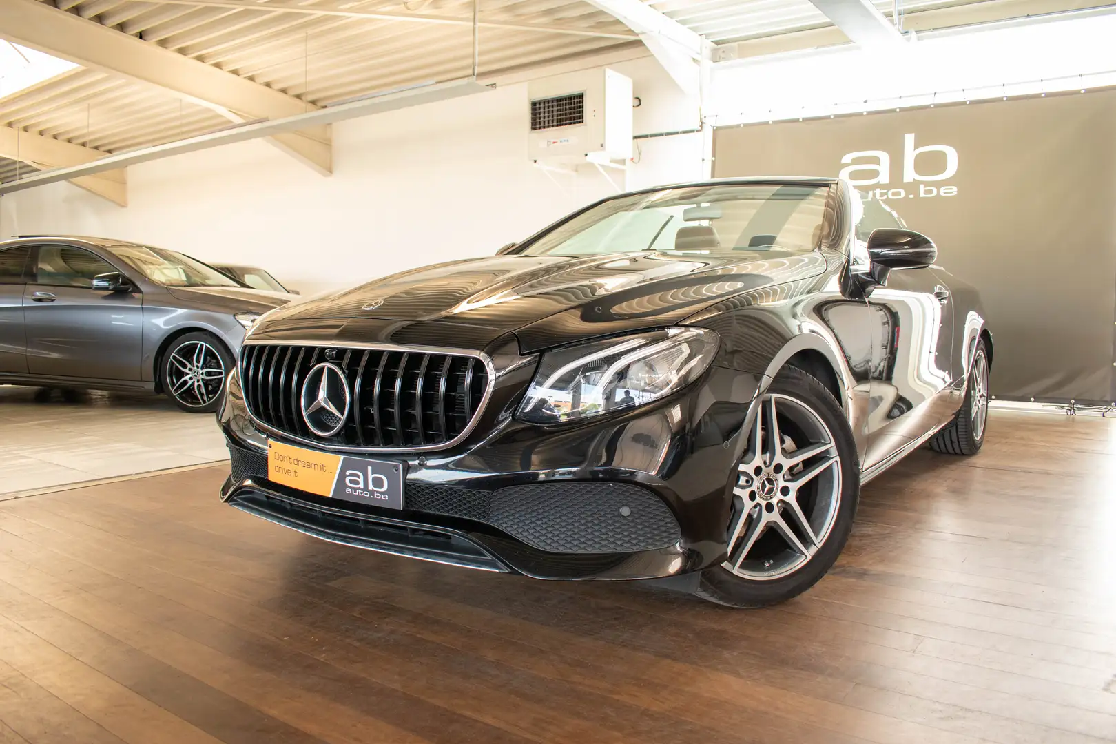 Mercedes-Benz E 200 CABRIO, LEDER, CAMERA, AIRSCARF, ZETELVERW.,AIRCO Schwarz - 1