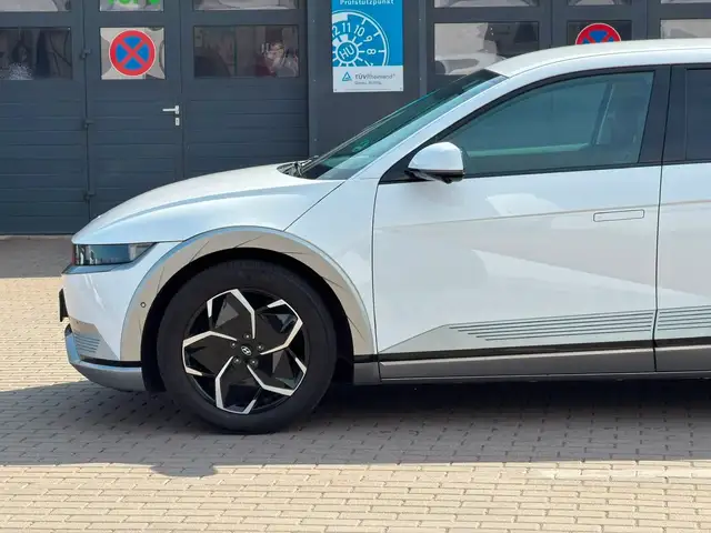 Hyundai Ioniq 5 view 4