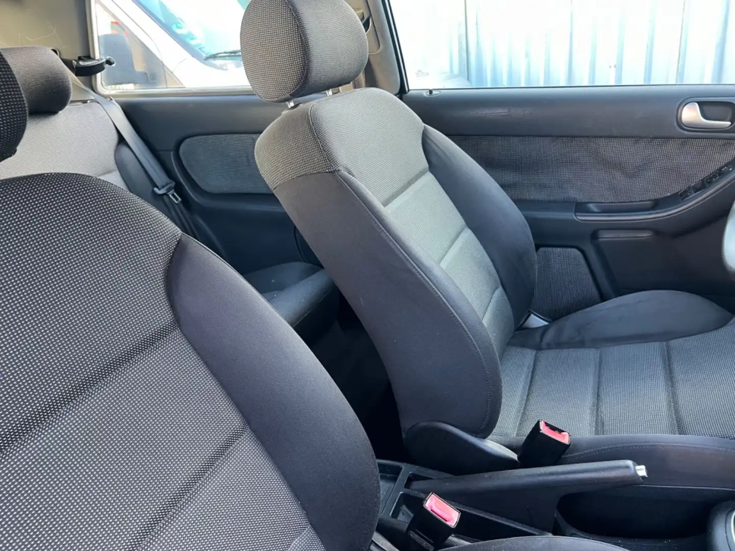 Audi A3 1.6 Auto Ambition Schwarz - 2