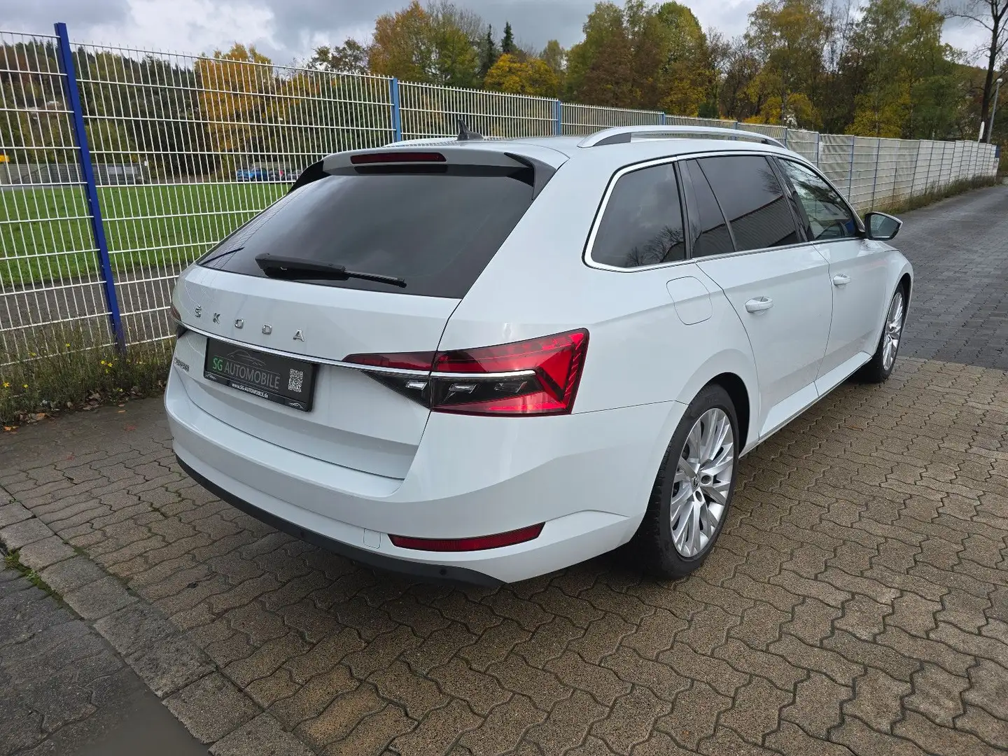Skoda Superb Combi 2.0 TDI Style °AHK°LEDER°STANDHZG.° Blanc - 2