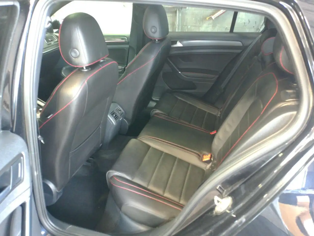 Volkswagen Golf GTI снимка Volkswagen Golf GTI