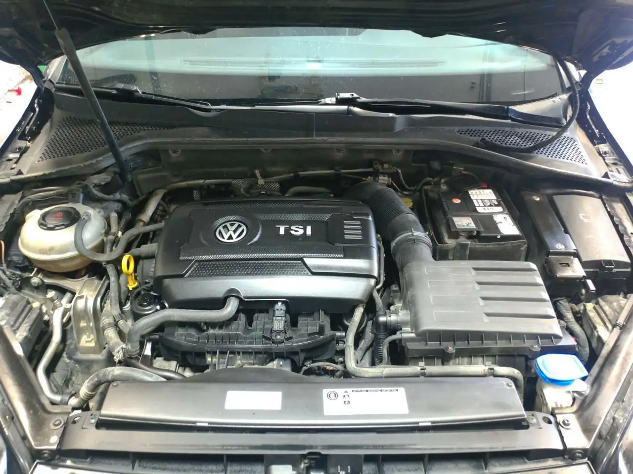 Volkswagen Golf GTI снимка Volkswagen Golf GTI