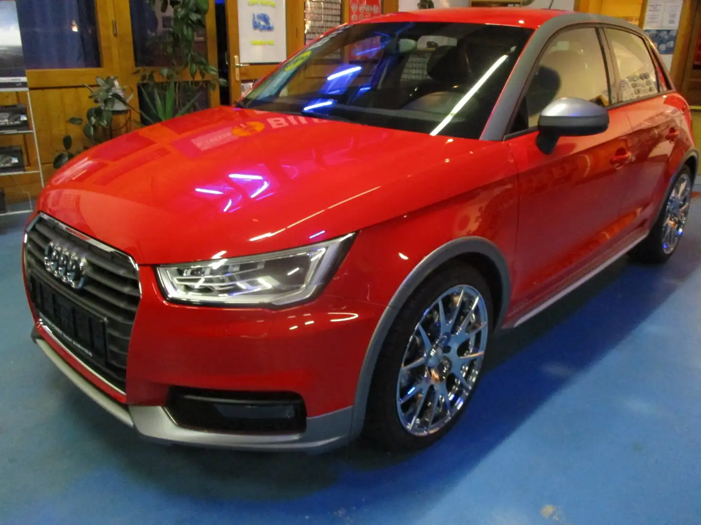 Audi A1 1.0 TFSI S-Line Sportback Rot - 1