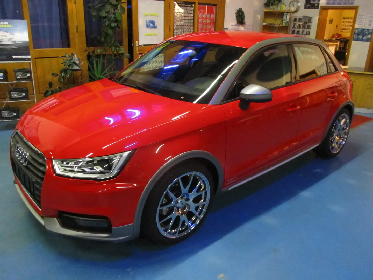 Audi A1 1.0 TFSI S-Line Sportback Rot - 2