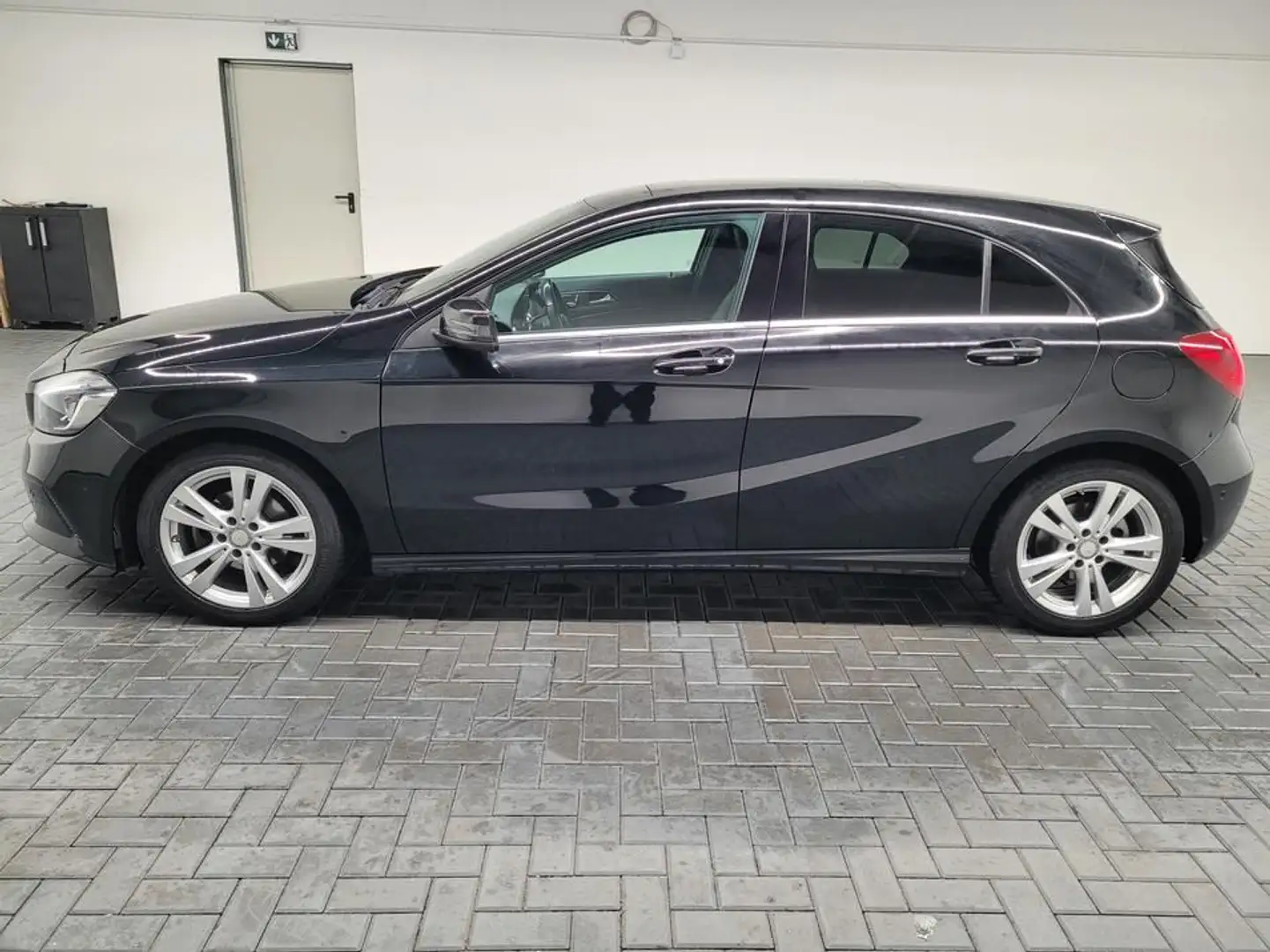Mercedes-Benz A 180 LED/Navi/Pano/Harman/Distronic/Kam/17 LM Schwarz - 2