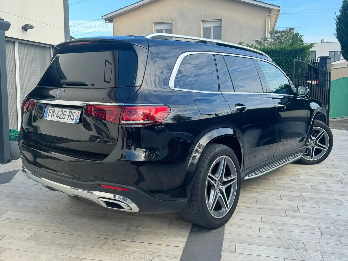 Mercedes-Benz GLS 400 GLS 400d 4Matic 9G-Tronic AMG Line Černá - 2