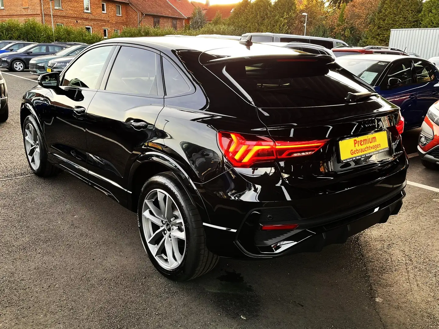 Audi Q3 1,5 TSI DSG Sportback S line AHK 19" Alu Navi Schwarz - 2