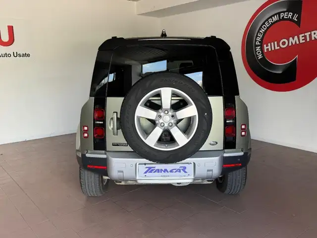 Land Rover Defender 110 view 4