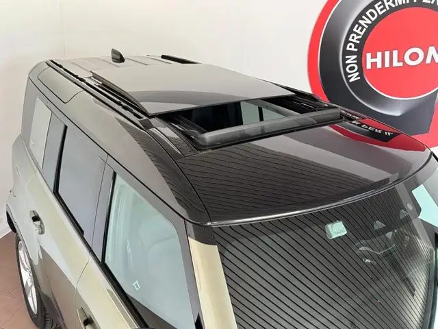 Land Rover Defender 110 view 12