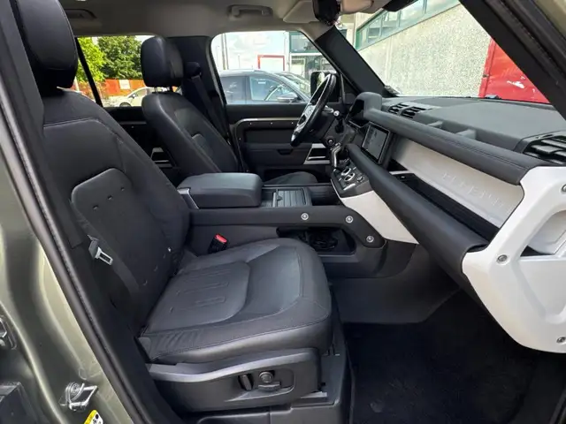 Land Rover Defender 110 view 10