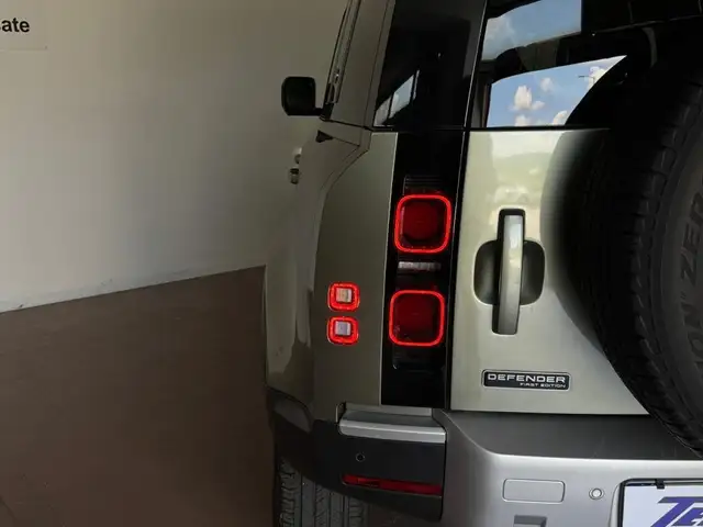 Land Rover Defender 110 view 14