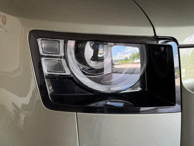 Land Rover Defender 110 view 15