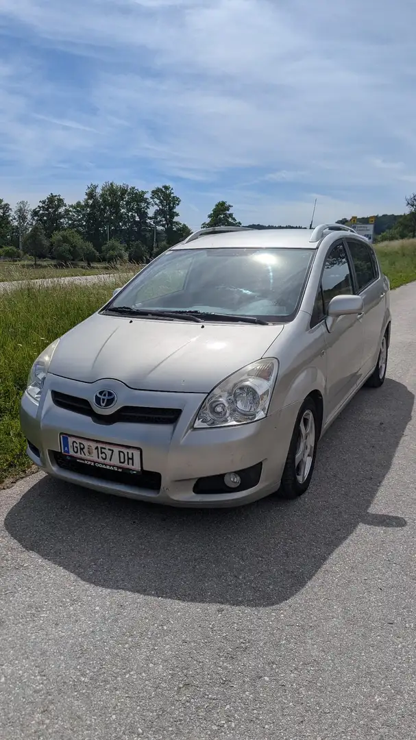 Toyota Corolla Verso 2,2 D-4D Silber - 1